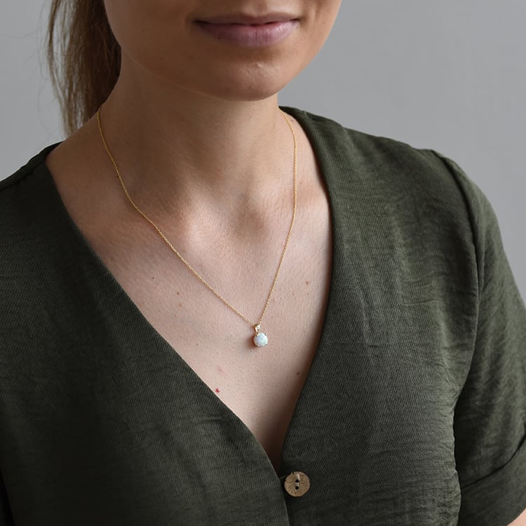Goldene Kette auf dem Hals mit Opal 63994
