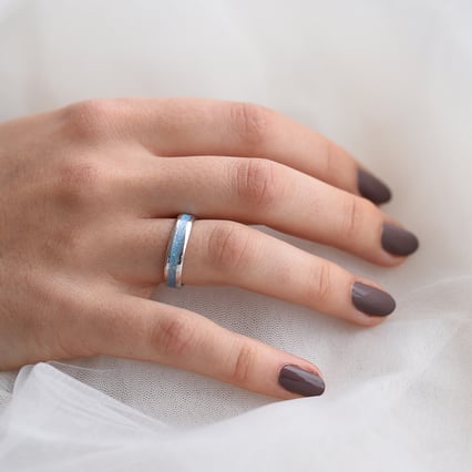 Goldene Eheringe mit blauer Opalfüllung Sariah