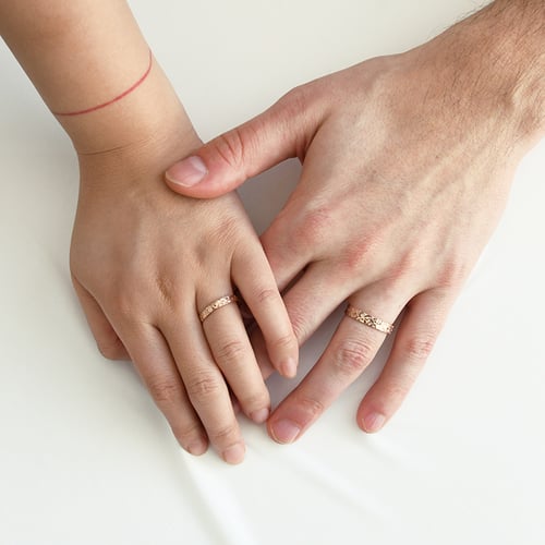 Eheringe mit von Hand gravierter Oberfläche Faye