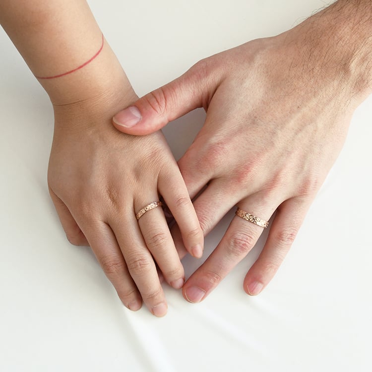 Eheringe mit von Hand gravierter Oberfläche Faye 118347