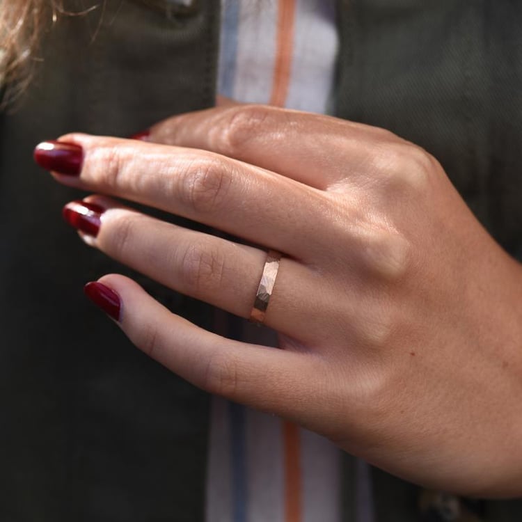 Moderne Eheringe aus Gold Laqen 48278