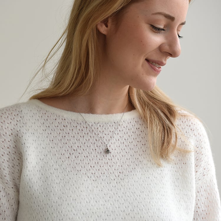 Rohdiamant auf der Halskette auf der Dame 58358