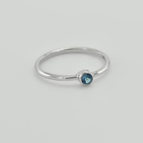Goldener minimalistischer Ring mit London Topas Emilien