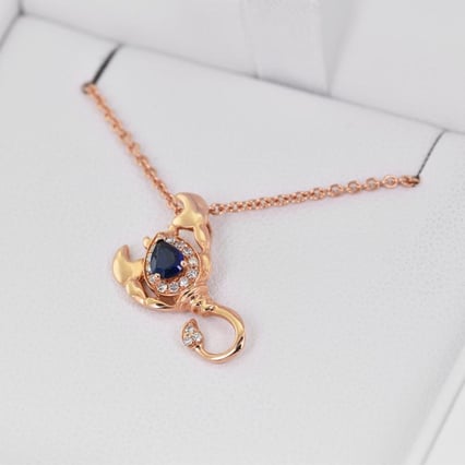 Goldener Anhänger mit Saphir und Diamanten im Sternzeichen Skorpion Escorpion