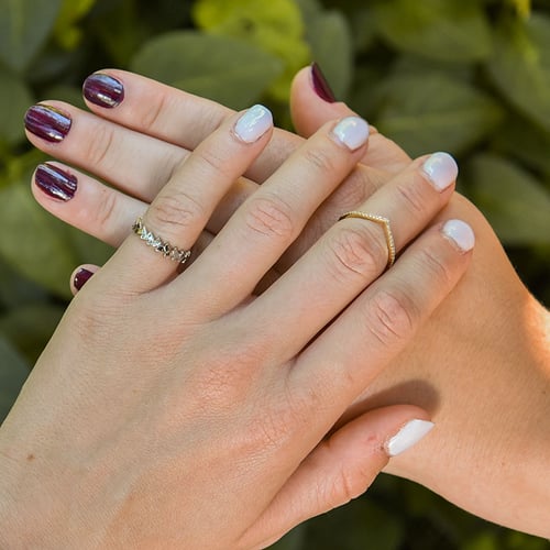 Spitz zulaufender Ring mit Diamanten Keila