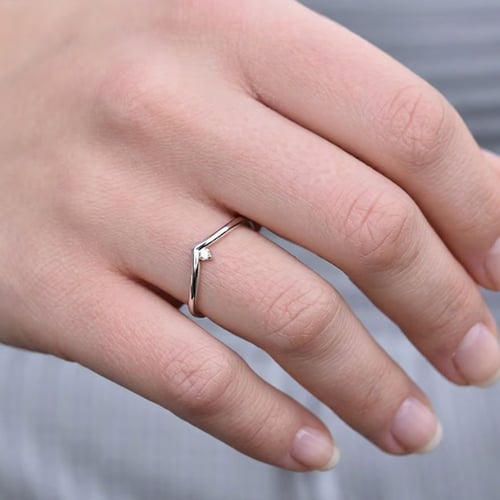 Silberring in V-Form mit einem Lab Grown Diamanten Doreen