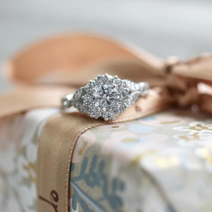 Verlobungsring mit Diamant im Halo-Stil Uviola