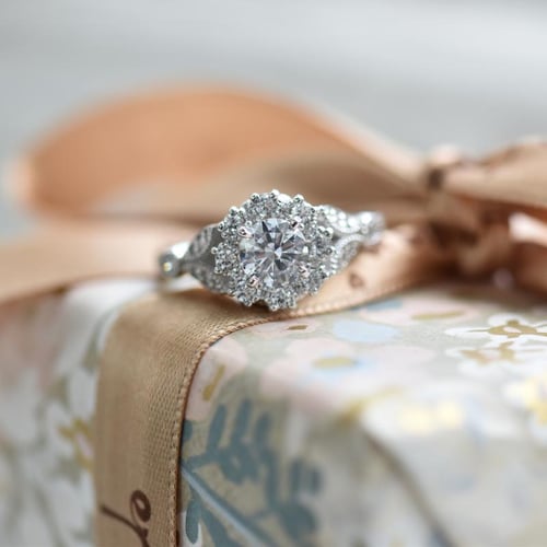 Verlobungsring mit Diamant im Halo-Stil Uviola