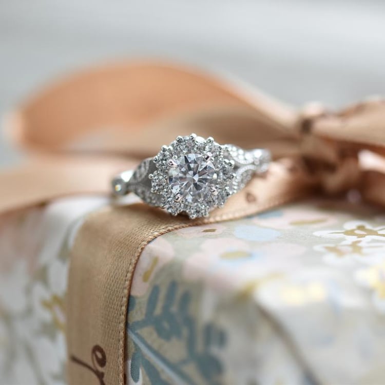 Verlobungsring mit Diamant im Halo-Stil Uviola 40626