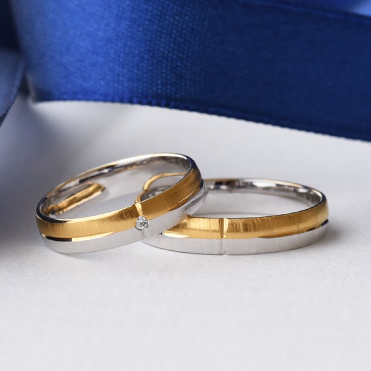 Dezente Eheringe mit einem Diamanten Sarika 77288