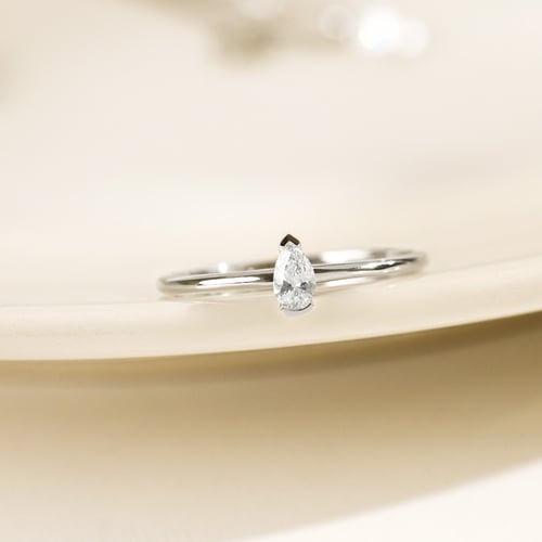 Minimalistischer Ring aus Silber mit Lab Grown Diamanten in Tropfenform Valentin