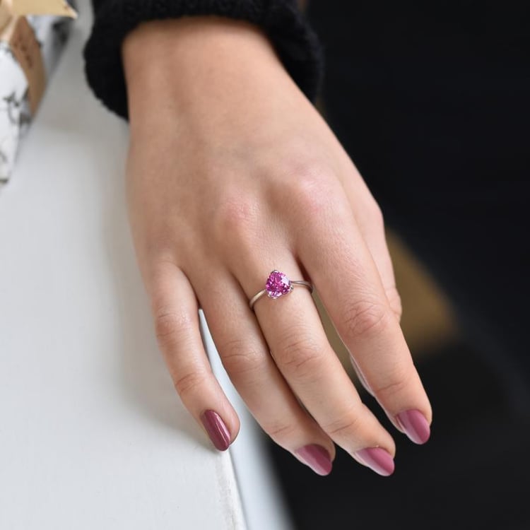 Ring aus Gold mit Saphir auf dem Finger 39123