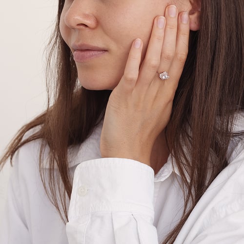Unkonventioneller Verlobungsring im Custer Stil mit Diamanten Moore