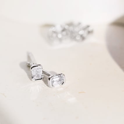 Minimalistische silberne Ohrstecker mit einem Lab Grown Diamanten in Emerald-Form Agata