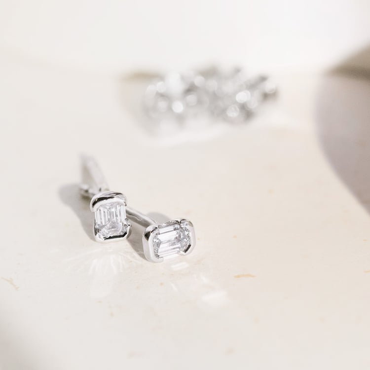 Minimalistische silberne Ohrstecker mit einem Lab Grown Diamanten in Emerald-Form Agata 161365