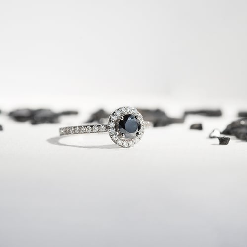 Hallo-Ring mit schwarzem Moissanit und Lab Grown Diamanten Kerau