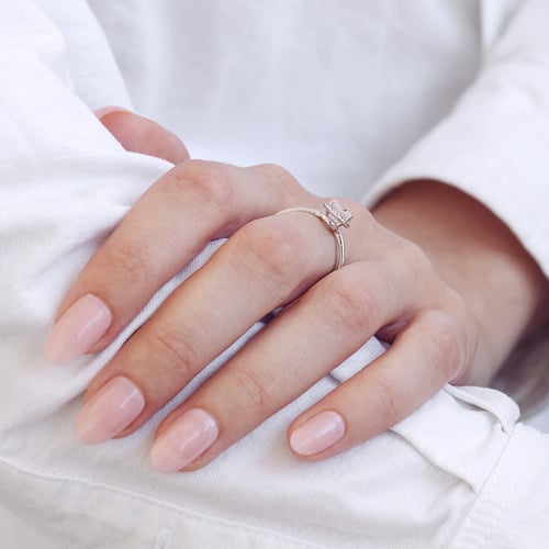 Verlobungsring im Halostil mit Diamanten Zulie