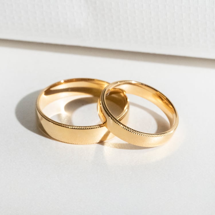 Goldene Eheringe mit einem verzierten Rand Rayan 113986