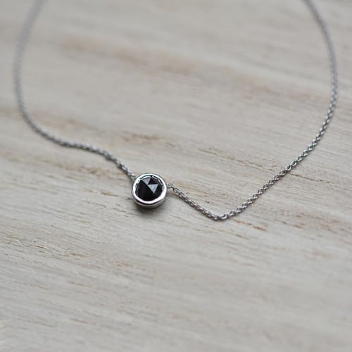 Goldenes Schmuckset mit Salt and Pepper Diamanten Amande