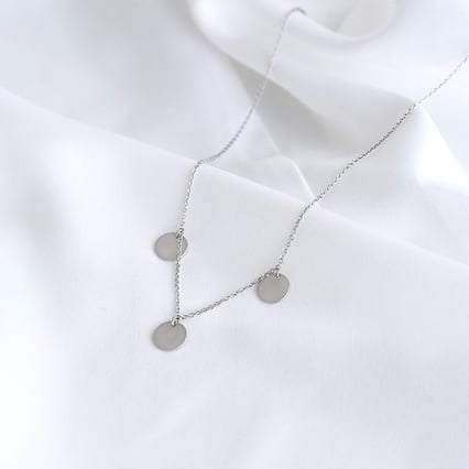 Silberne Kette mit kleinen runden Plättchen mit Gravur William