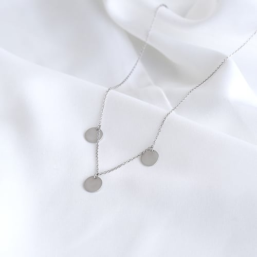 Silberne Kette mit kleinen runden Plättchen mit Gravur William