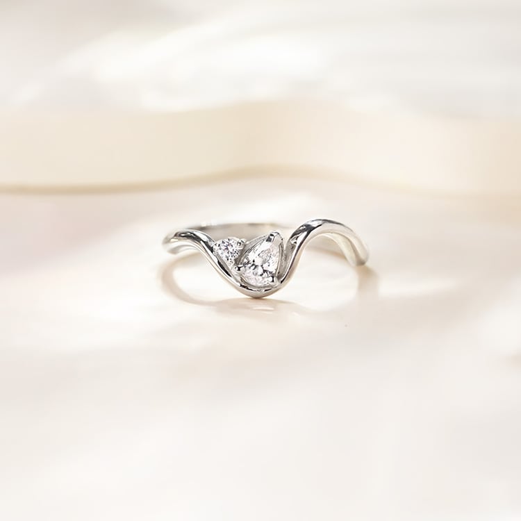 Silberner Ring in Wellenform mit einem tropfenförmigen Moissanit Mirjana 167332