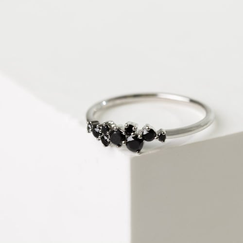 Cluster Ring aus Weißgold mit schwarzen Diamanten Isolde