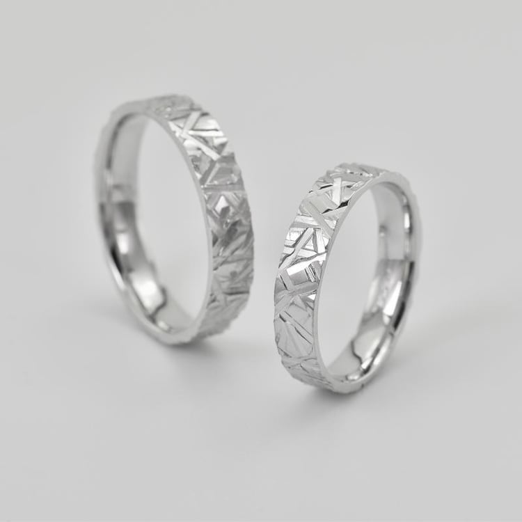 Goldene gehämmerte Trauringe 37798