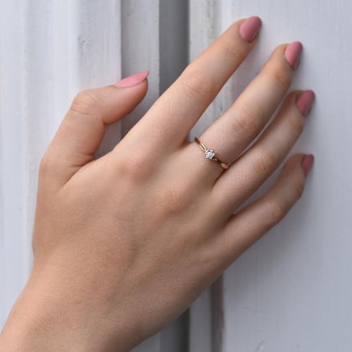 Goldener Solitärring mit Diamant Nuria