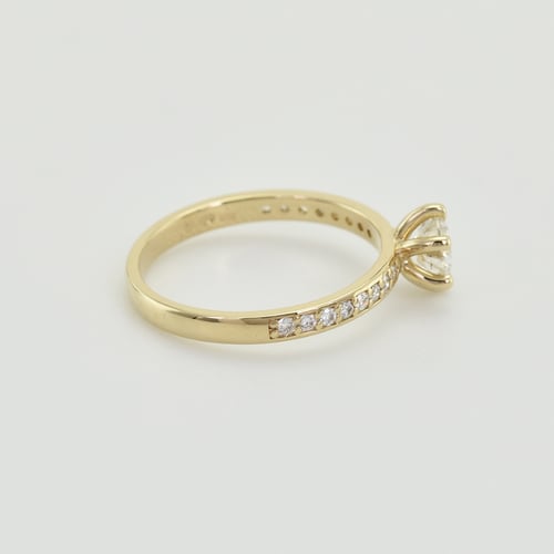 Verlobungsring aus Gold mit Diamant im Solitär-Pave Stil Vanan