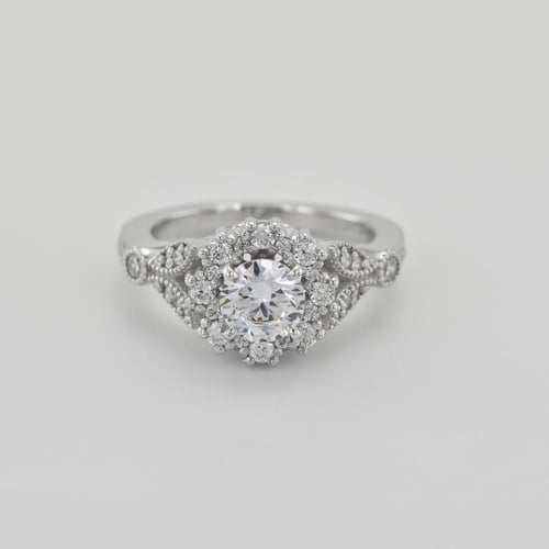 Verlobungsring mit Diamant im Halo-Stil Uviola