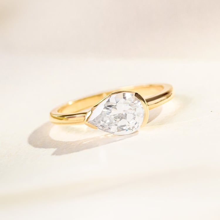 Goldring mit einem tropfenförmigen Halblünette Diamanten Timarete 164180