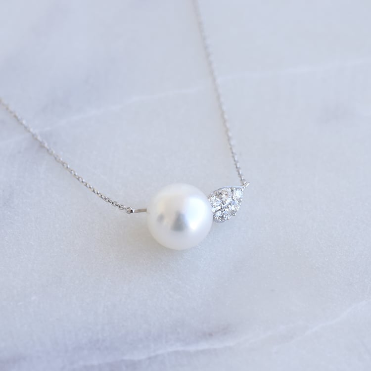 Elegante Kette mit einer Perle und Diamanten in Blattform Deonne 87188