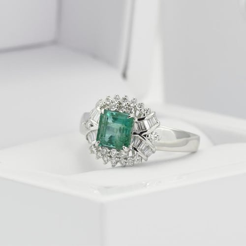Wunderschöner Smaragdring mit Diamanten Navin