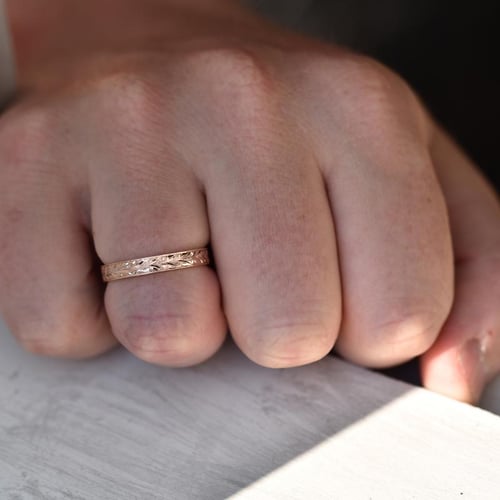 Romantische Vintage-Eheringe aus Gold mit Gravur Hannu