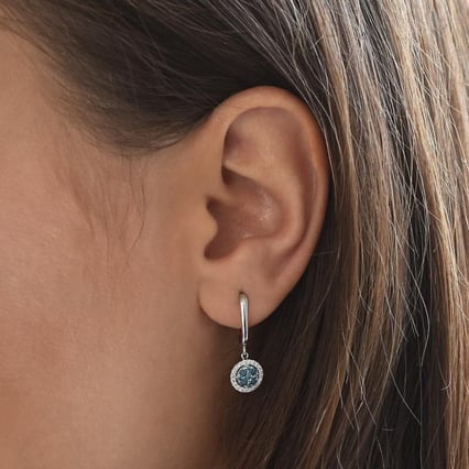 Glänzende Goldohrhänger mit blauen Diamanten Manoeta