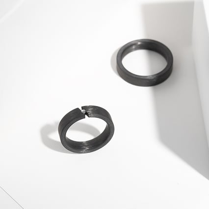 Flache Eheringe aus Carbon mit Diamant Sammu