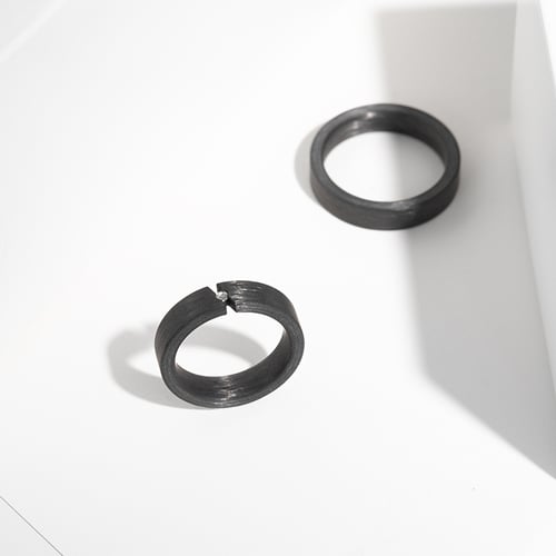 Flache Eheringe aus Carbon mit Diamant Sammu