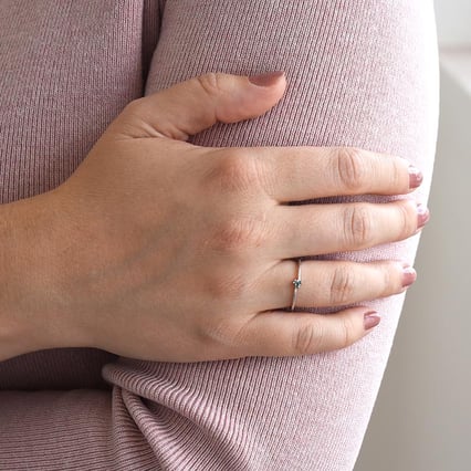 Zarter silberner Ring mit blauen Diamanten Milan