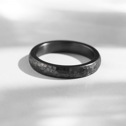 Gehämmerter Ring aus Tantal Rosser