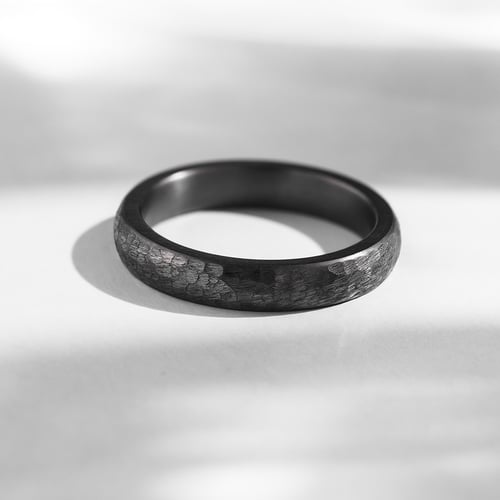 Gehämmerter Ring aus Tantal Rosser