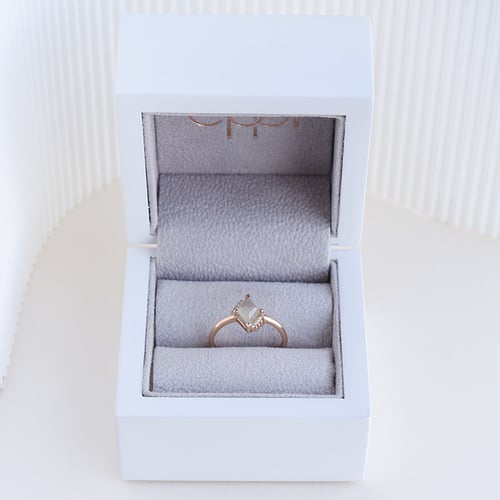 Ring Lozenge mit Salt and Pepper Diamanten und Lab Grown Diamanten Talley