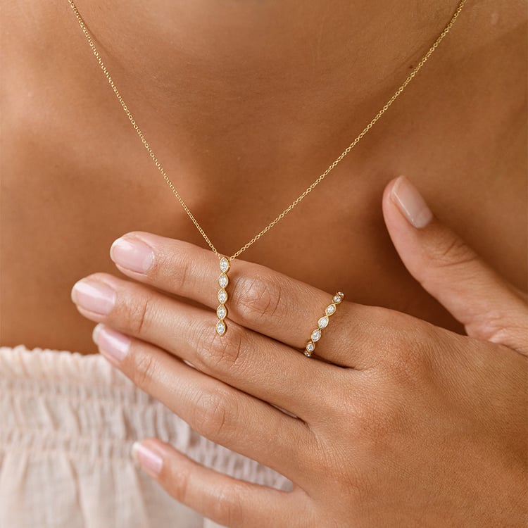 Goldener Anhänger mit Lab Grown Diamanten Alice 163495