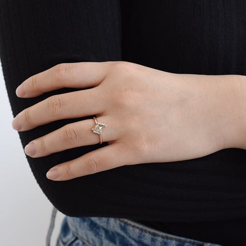 Ring Lozenge mit Salt and Pepper Diamanten und Lab Grown Diamanten Talley
