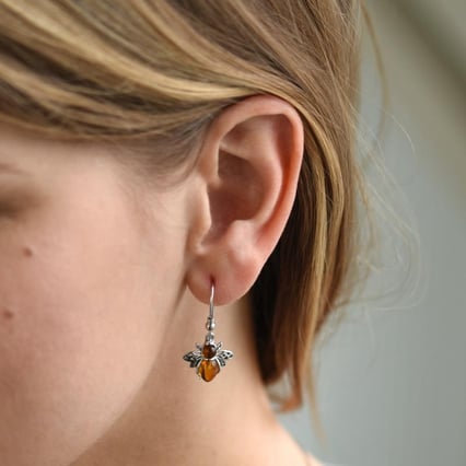 Silberne Ohrringe mit Bernsteinen in Bienenform Pomeline