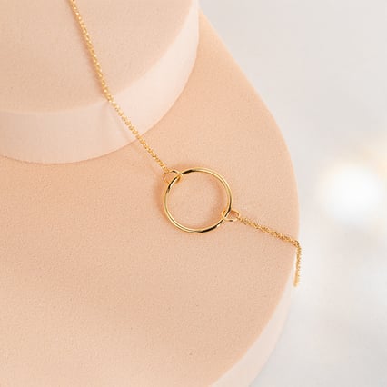 Goldene Halskette in minimalistischer Form Karma