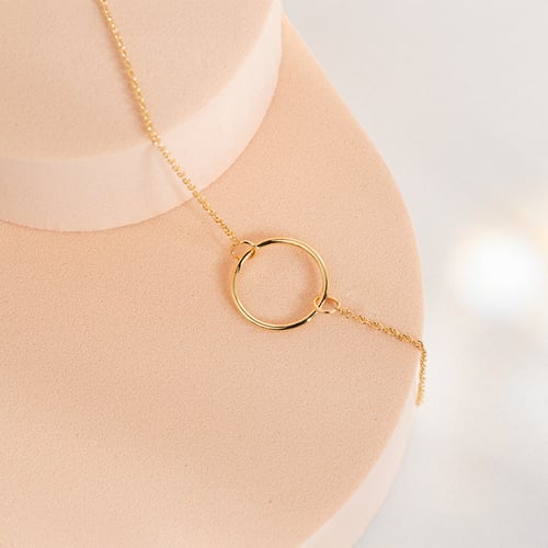 Goldene Halskette in minimalistischer Form Karma