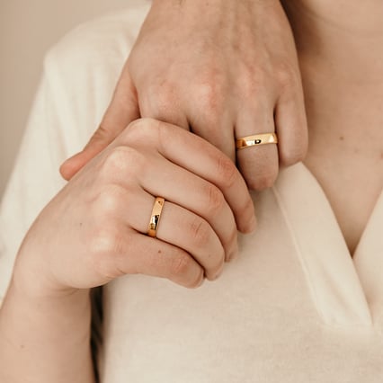 Goldene Eheringe mit einem verzierten Rand Rayan