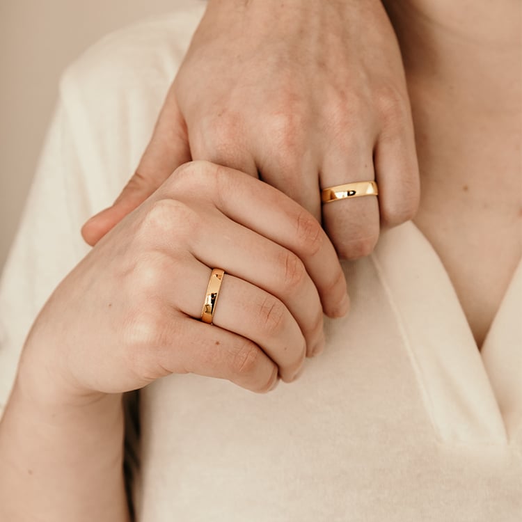 Goldene Eheringe mit einem verzierten Rand Rayan 120131