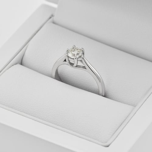 Verlobungsring mit Lab Grown Diamant und Rubin Nelia